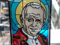 Witraż z wizerunkiem Jana Pawła II
